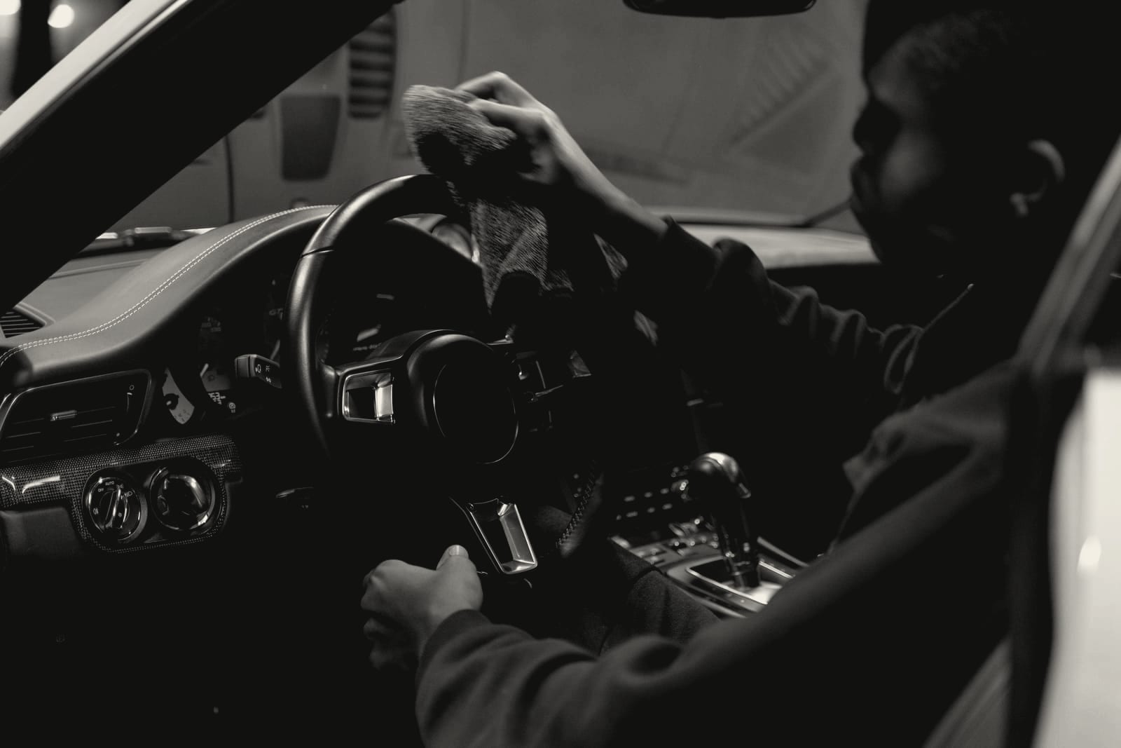 Cleaning the steering wheel and controls